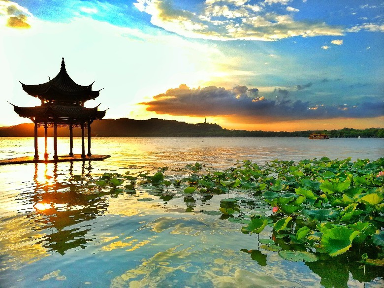 西湖晚霞 自然与人文交织的梦幻画卷